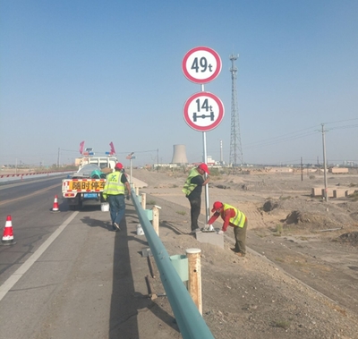 库尔勒公路局设置公路桥梁信息公示牌和桥梁限载标志 进一步完善公路设施
